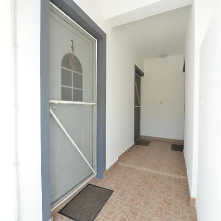 Sandra Apartman Vir