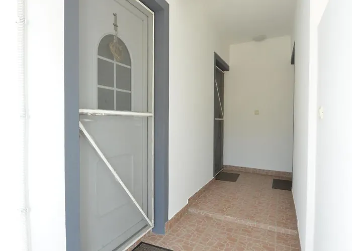 Sandra Apartment Vir